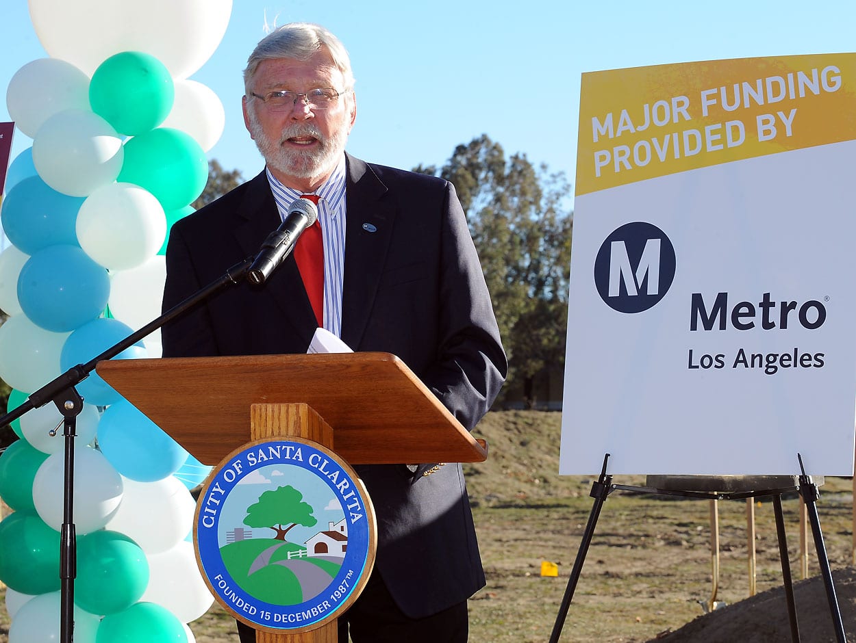  El Gerente General de Metro, Art Leahy  durante su presentación  en la ceremonia del inicio de construcción del estacionamiento en MvBean Parkway en Santa Clarita. (Foto Juan Ocampo/Metro).