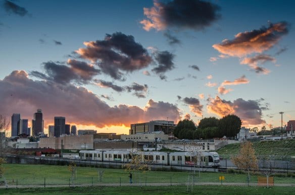 Atardecer en el LA State Historic Park con un tren de la Línea Dorada de Metro. (Foto Steve Hymon/Metro).