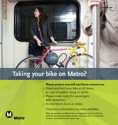 Nuevos posters de Metro urgen a los ciclistas que permanezcan con sus bicicletas en las áreas designadas y no bloquear las puertas o pasillos.