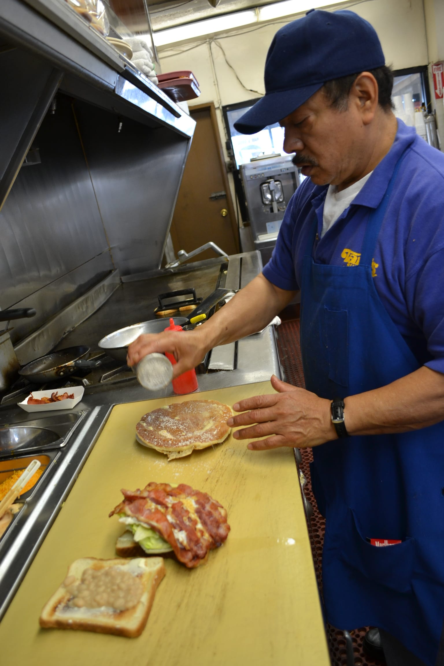 Raúl es uno de los cocineros que lleva trabajando en el restaurante por más de dos décadas debido al buen trato del empresario (Foto de Agustín Durán/El Pasajero).