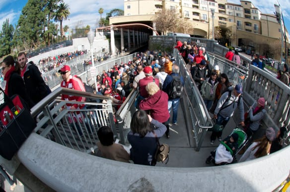 Los asistentes al Desfile de las Rosas salen de la estación Memorial Park, al tiempo que llegan los fanáticos del futbol. Foto: Gary Leonard/Metro.