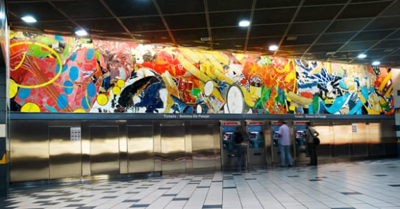 El mural de Stephen Johnson, titulado Universal Delights, mide 58 pies de largo y celebra a la industria de la televisión y el cine. Se encuentra en la estación Universal City.