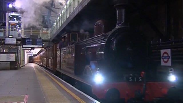 Este tren de vapor subterráneo empezó a dar servicio hace 150 años en Londres. Foto: BBC.