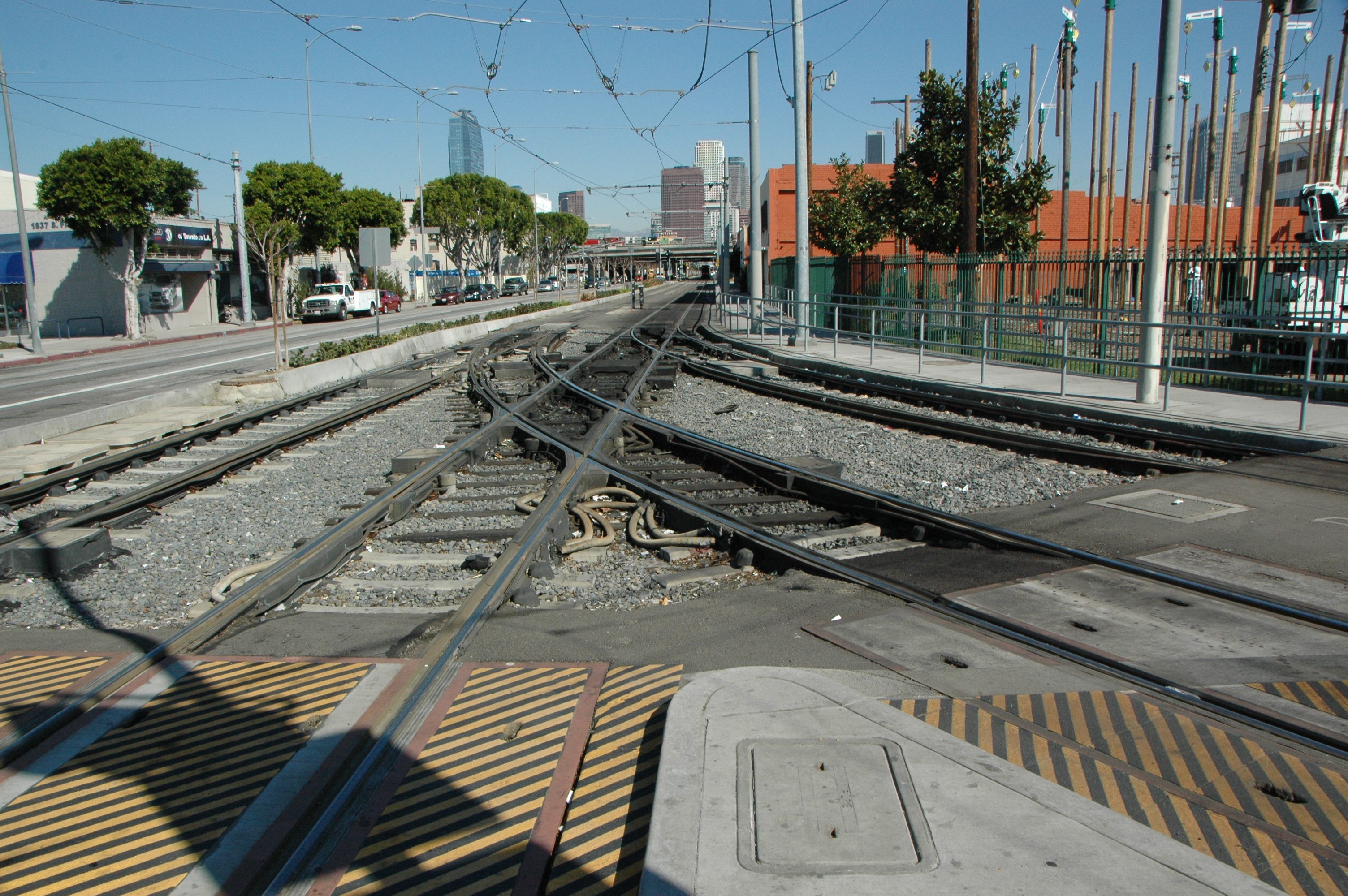 Esquina de Washington y Flower en el centro de Los Angeles. (Foto José Ubaldo/El Pasajero).