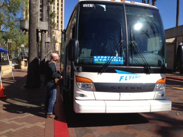 Autobús FlyAway en Union Station.