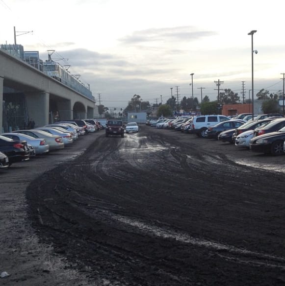 Estacionamiento en la estación Culver City después de haber llovido.  Foto de Jim Sarr, vía Instagram.
