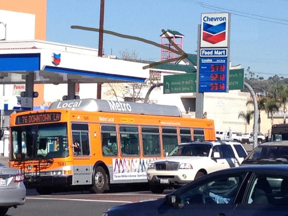 Gasolinera y autobús