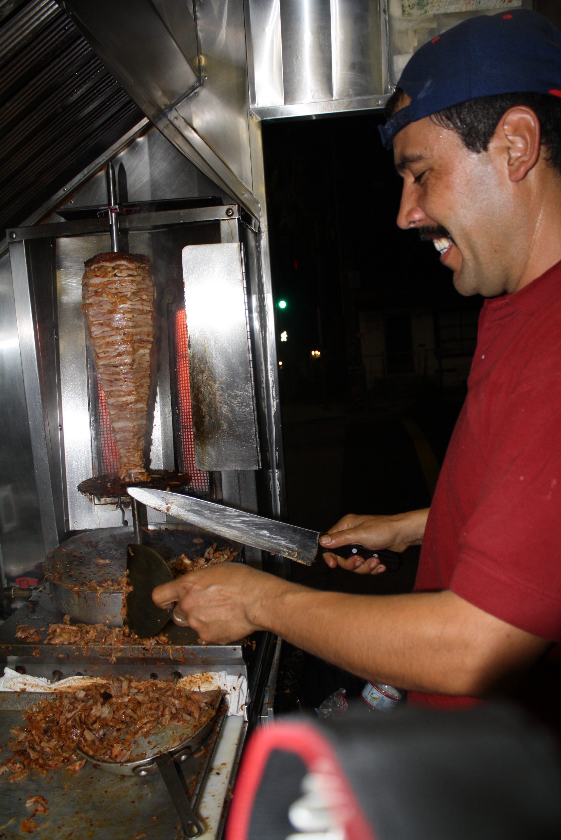  Enrique encargado de los tacos al pastor hace sentir a los clientes como de la familia. (Foto de Agustín Durán/El Pasajero).