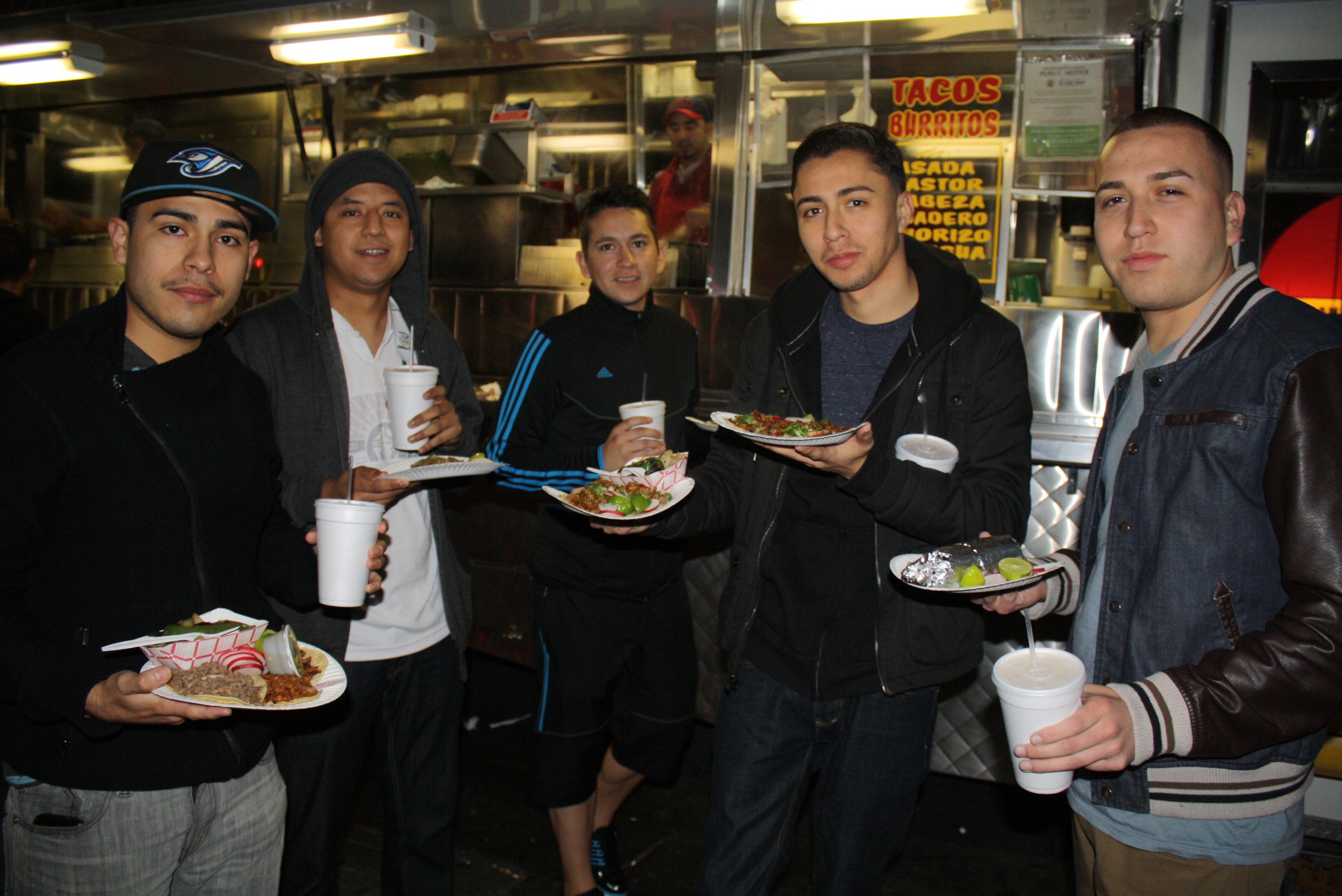 Armando y sus amigos llegan por lo menos dos o tres veces a comer sus tacos con El Pecas  (Foto de Agustín Durán/El Pasajero).