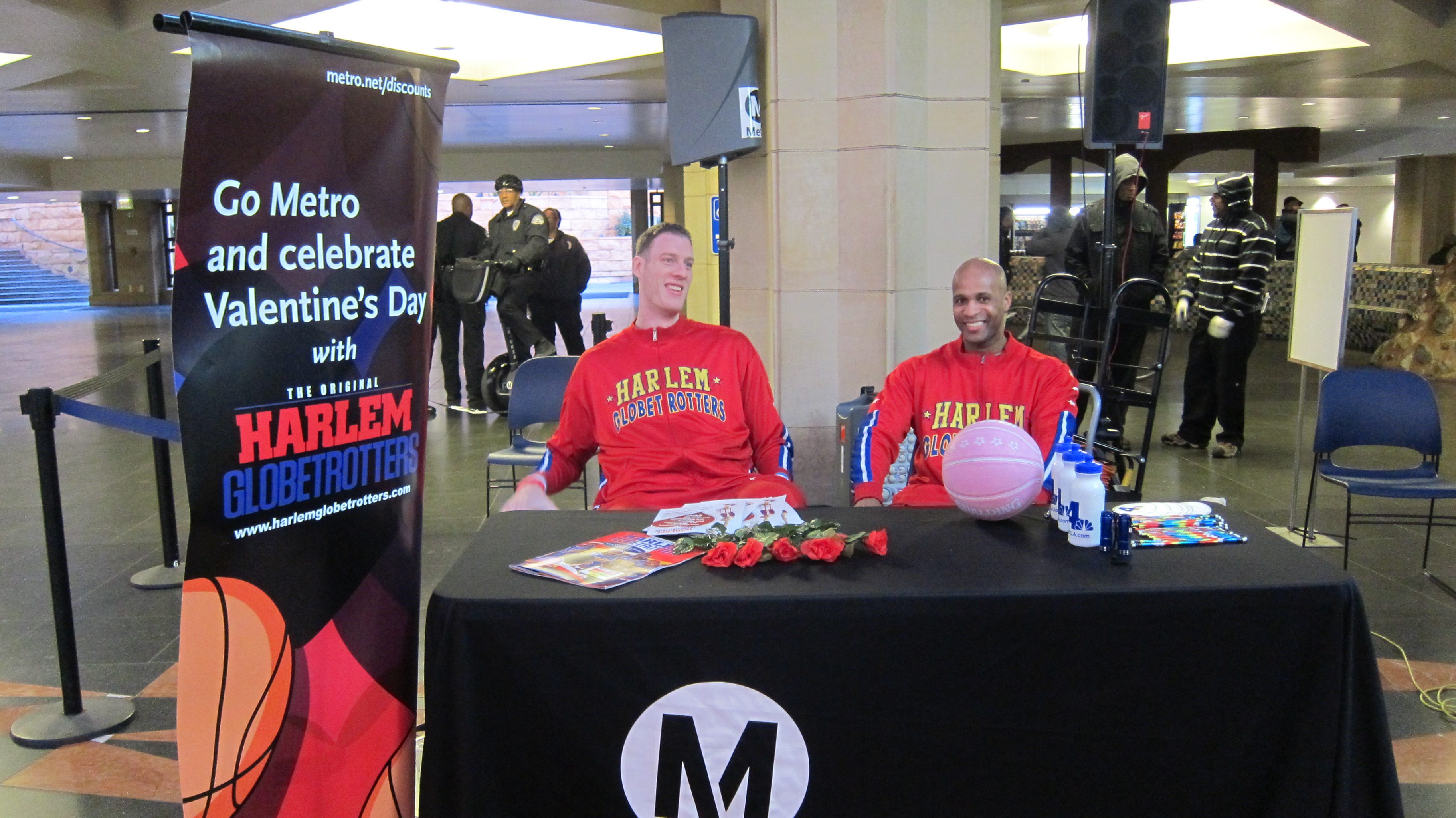 “Tiny” Sturgess y “Flight Time” Lang pasan un buen rato en Union Station. Foto Anna Chen/Metro