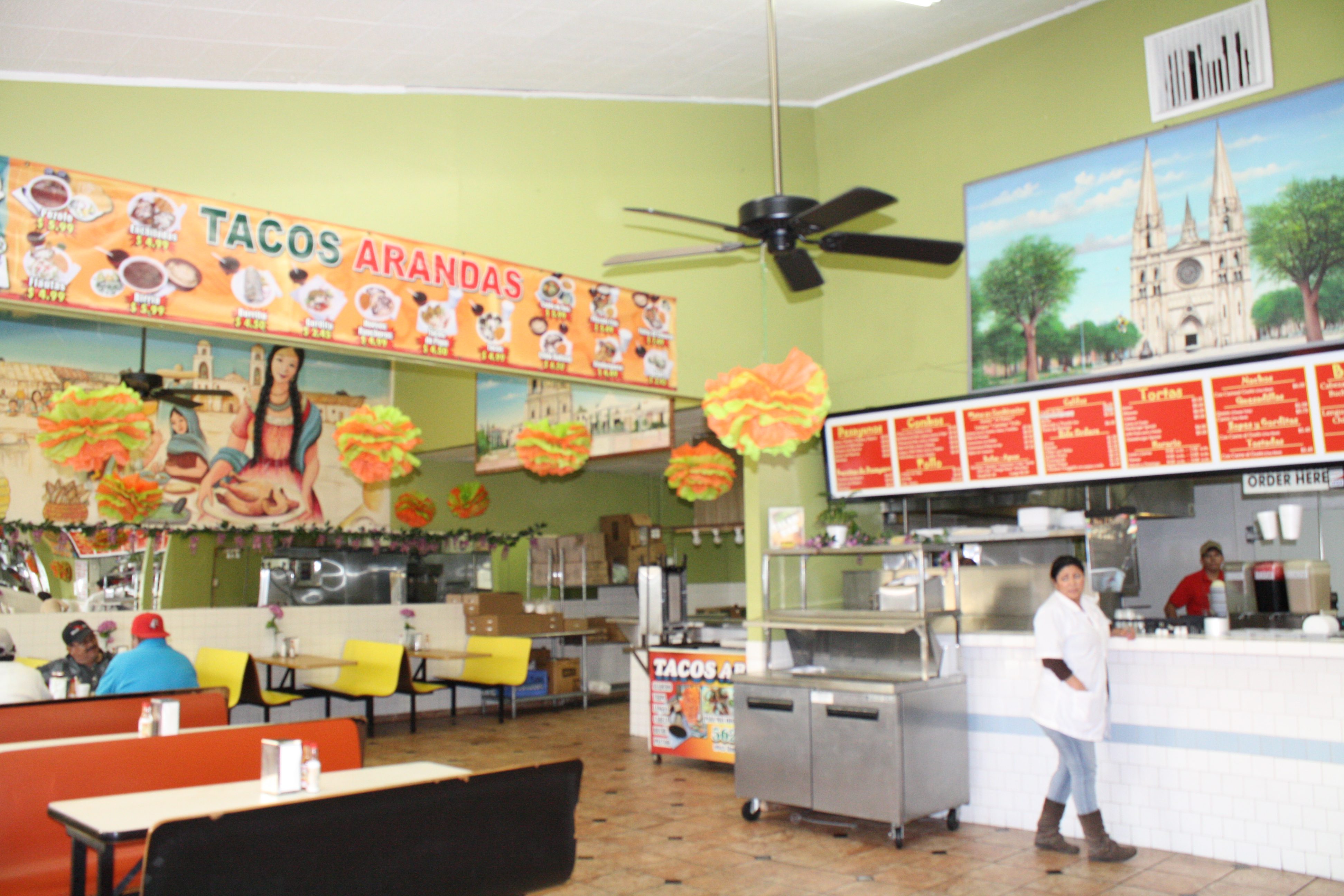 El ambiente en Tacos Arandas es tranquilo, amplio y limpio (Foto de Agustín Durán/El Pasajero).