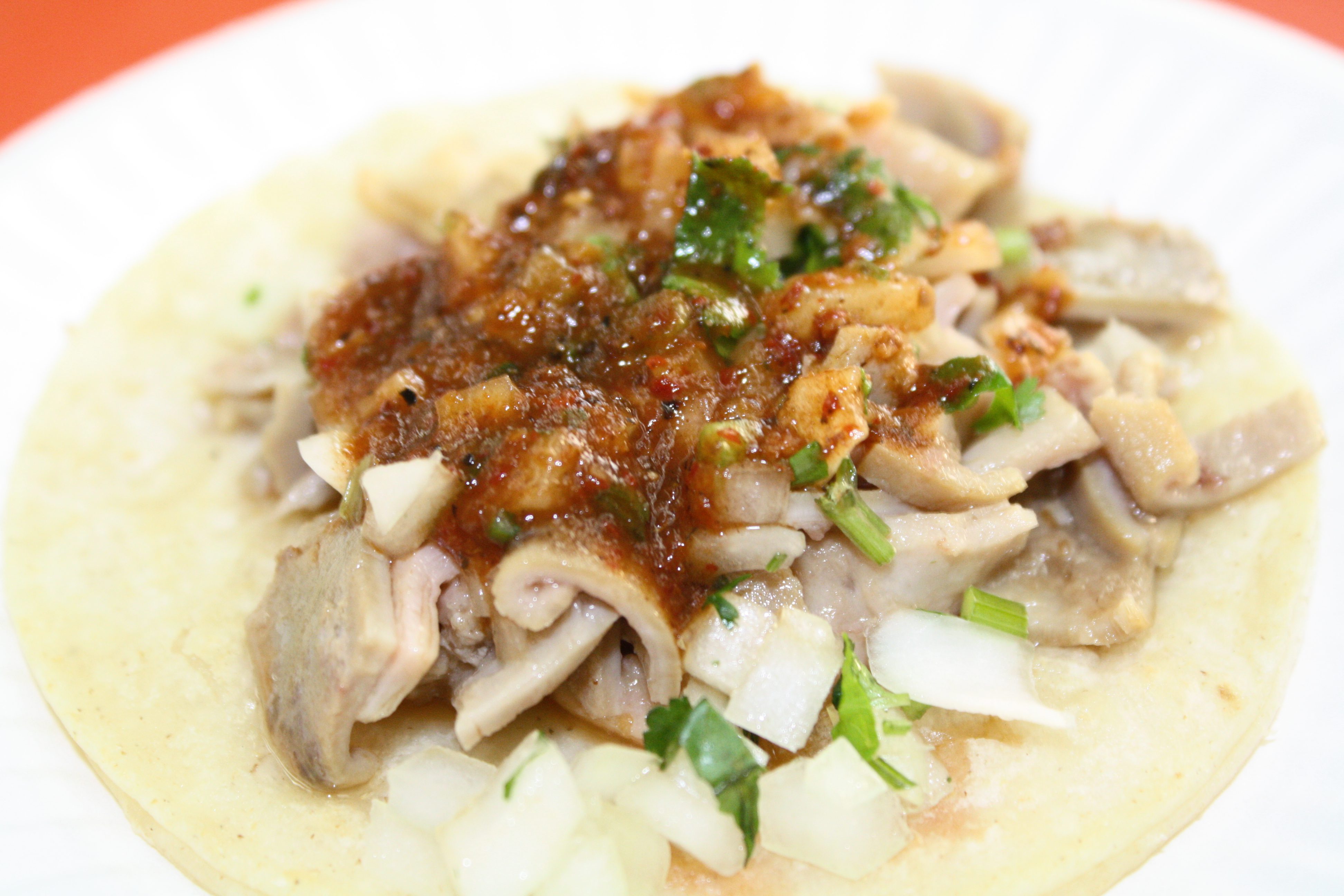 Taco de buche con salsa de chile de árbol (Foto de Agustín Durán/El Pasajero).