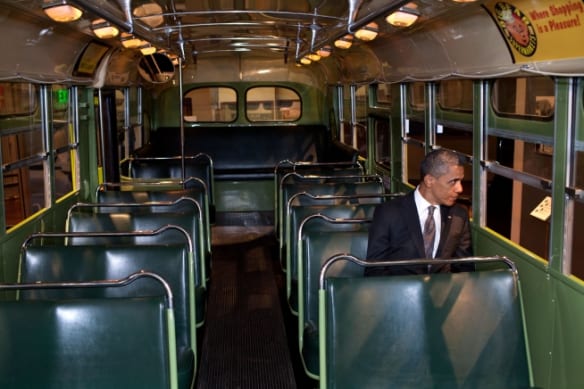 Obama, en el autobús en el que Rosa Parks hizo historia. Foto: Casa Blanca.