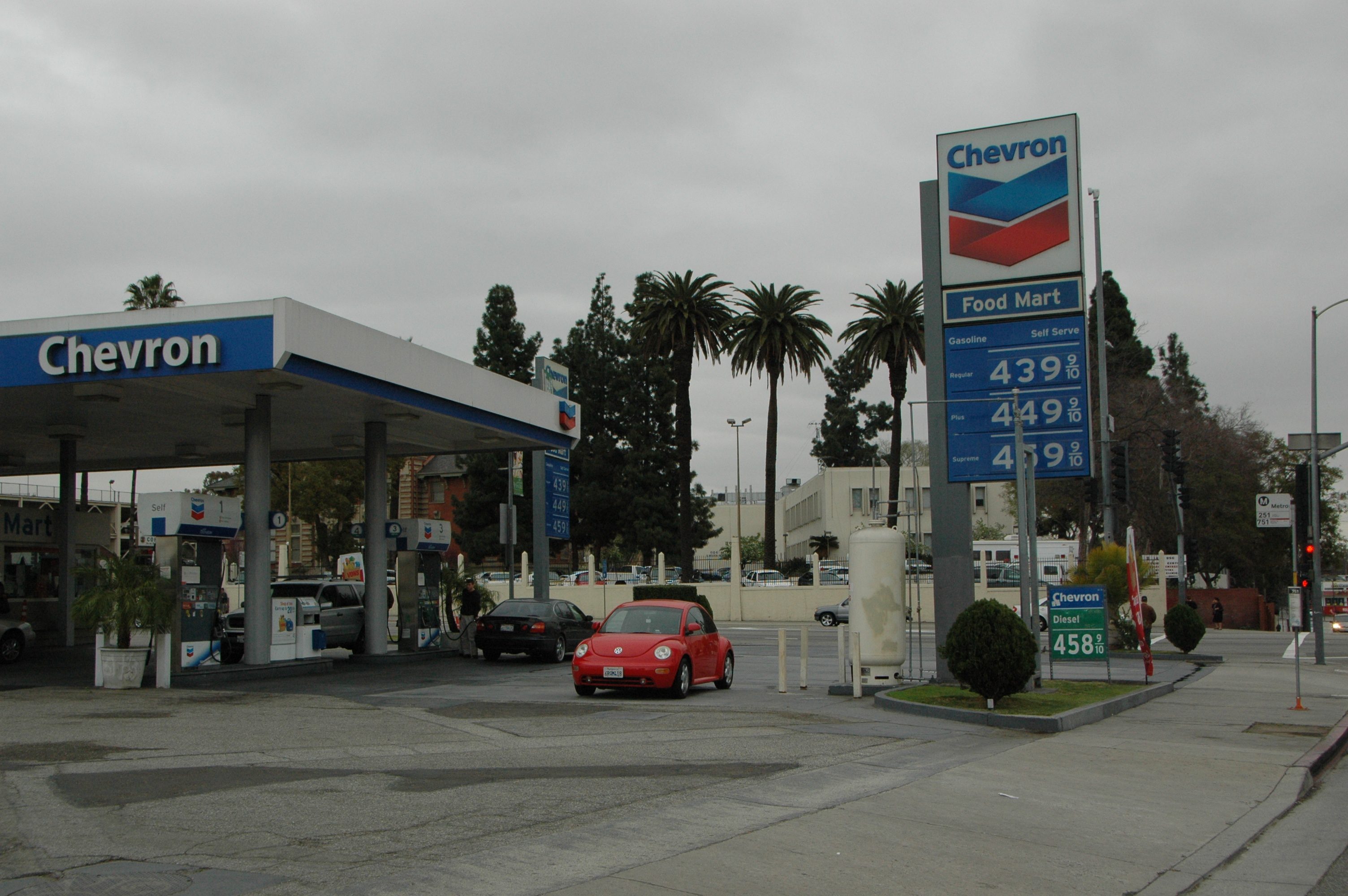 Precios de la gasolina en una estación cercana a Union Station, en Los Ángeles. Foto: José Ubaldo/Metro.