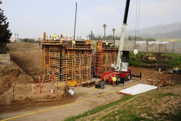Vista de la construcción de un puente en Azusa.