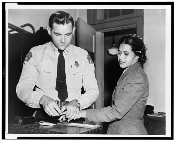 Rosa Parks en el momento de ser arrestada en Alabama, en 1955. Foto: Biblioteca del Congreso.