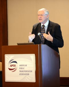 El supervisor Antonovich durante el talle nacional de APTA esta semana en Los Angeles.