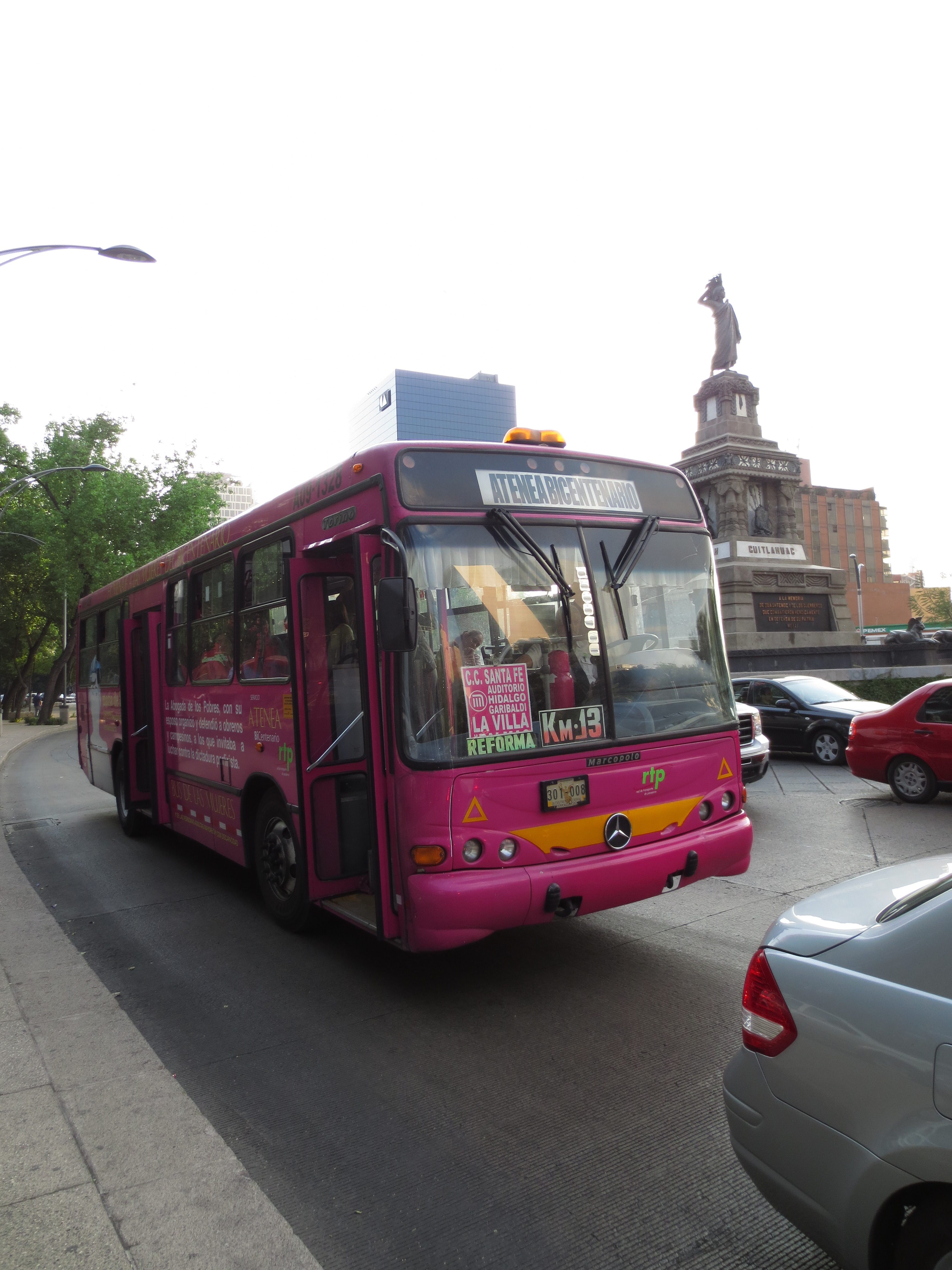 Los autobuses "Atenea" son de color rosa y tienen letreros al frente y a los costados que especifican que sólo son para mujeres. Fotos: María Luisa Arredondo/El Pasajero.