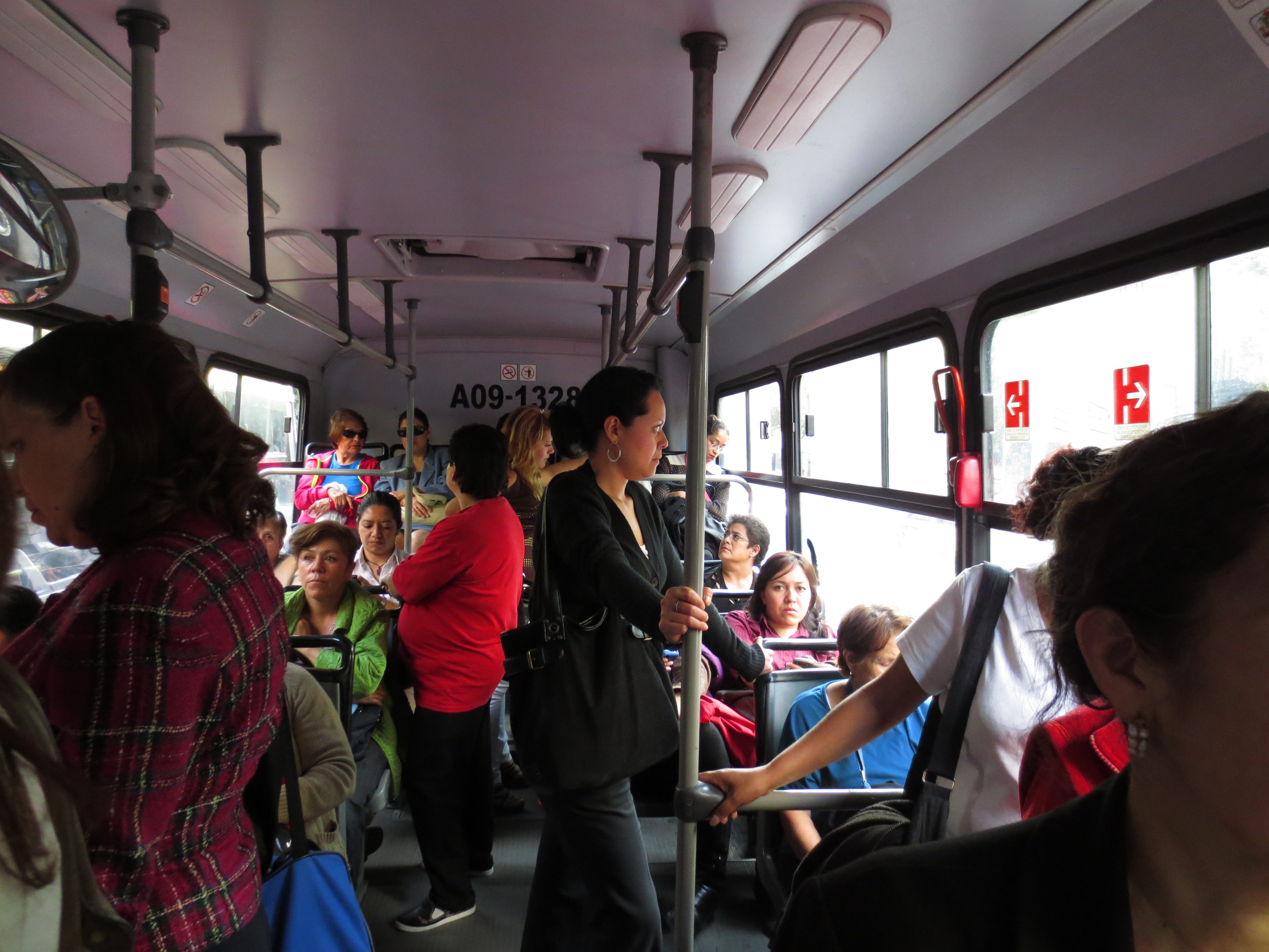 Las usuarias de los autobuses Atenea afirman sentirse más cómodas y seguras  con este servicio.
