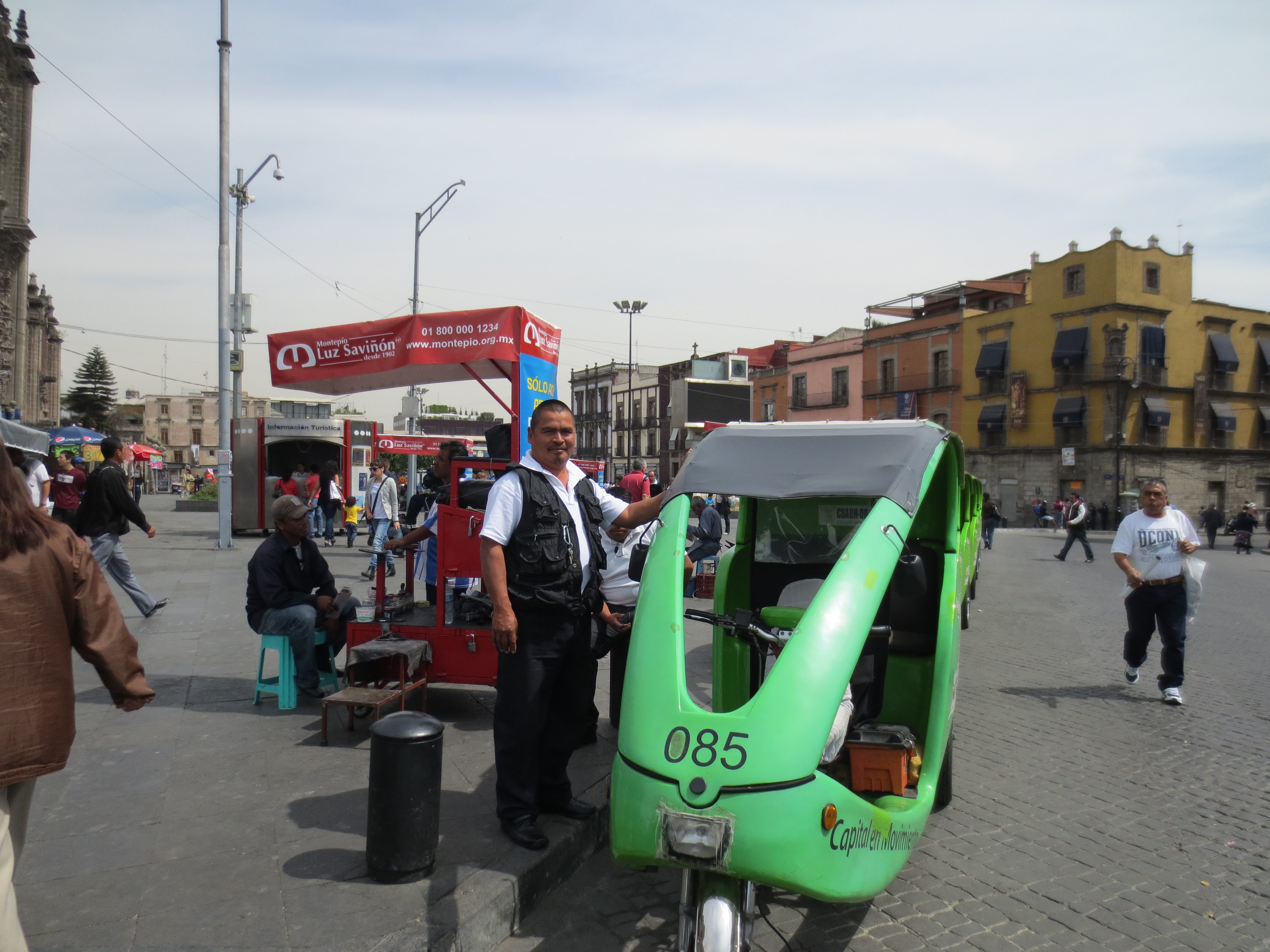 Blas Villegas, a la espera de pasaje para su ciclotaxi. Foto: María Luisa Arredondo/El Pasajero.