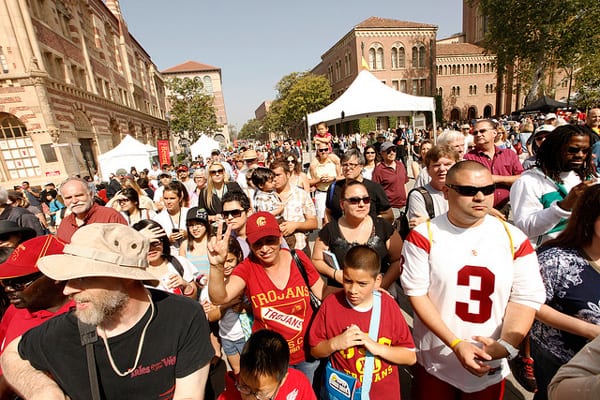 Asistentes a la feria en USC. Foto: Steve Cohn.