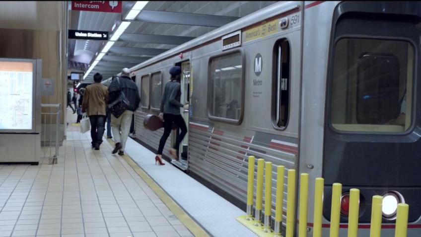 Una mujer entra a un tren de Metro en el nuevo comercial de Google.