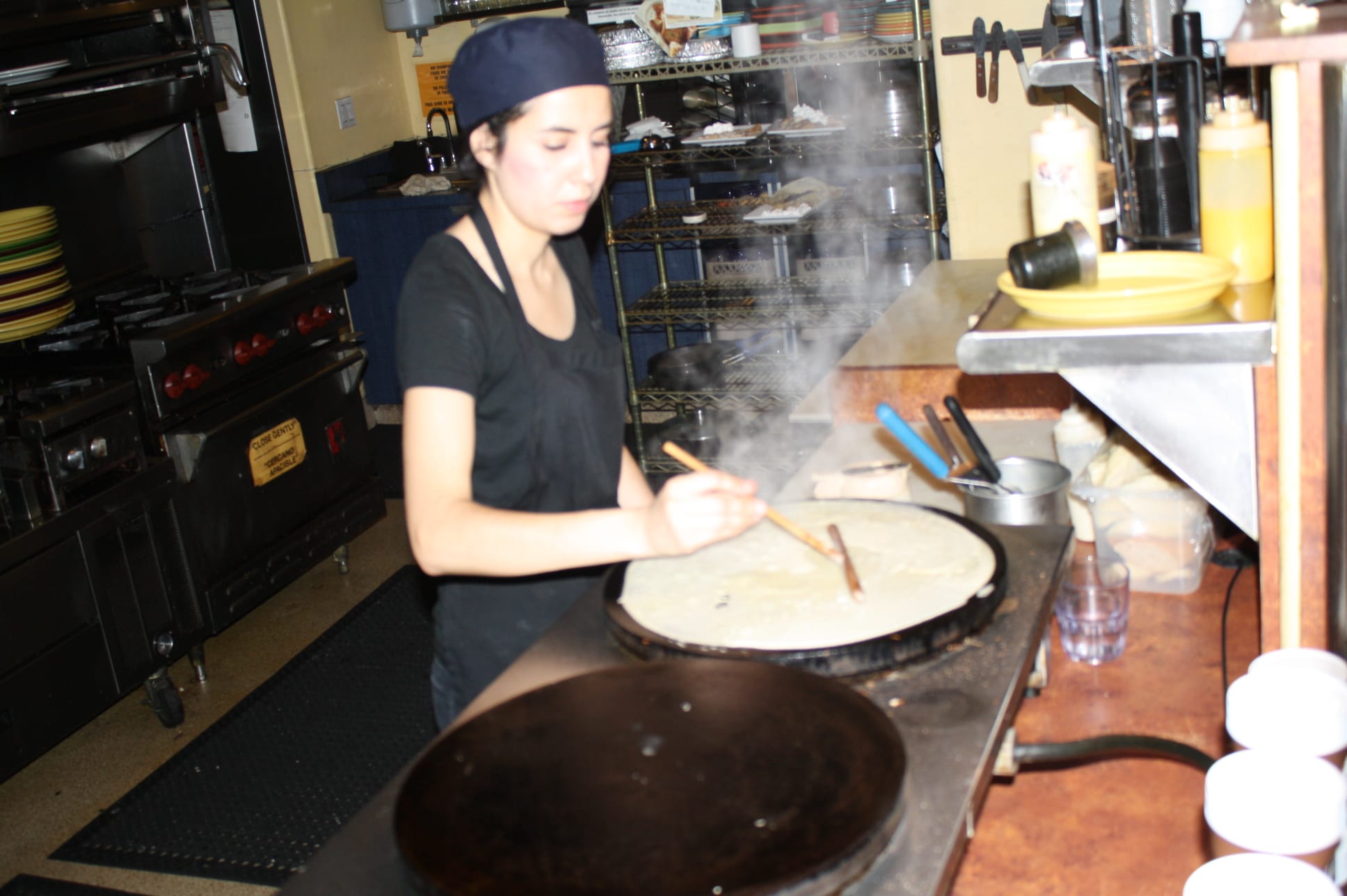 Es todo un show presenciar la preparación de las crepas.  (Foto de Agustín Durán/El Pasajero).