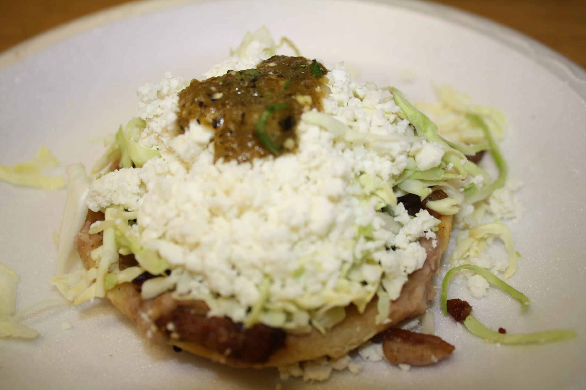 Sope con carne al pastor al momento de ser servido. (Foto de Agustín Durán/El Pasajero).