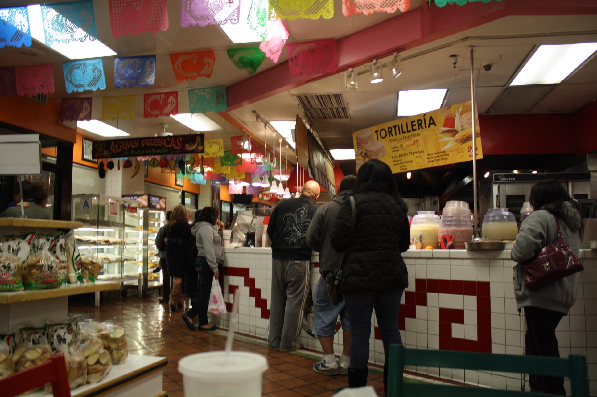 El restaurante está abierto las 24 horas en Huntington Park y la gente no deja de llegar a cualquier hora. (Foto de Agustín Durán/El Pasajero).