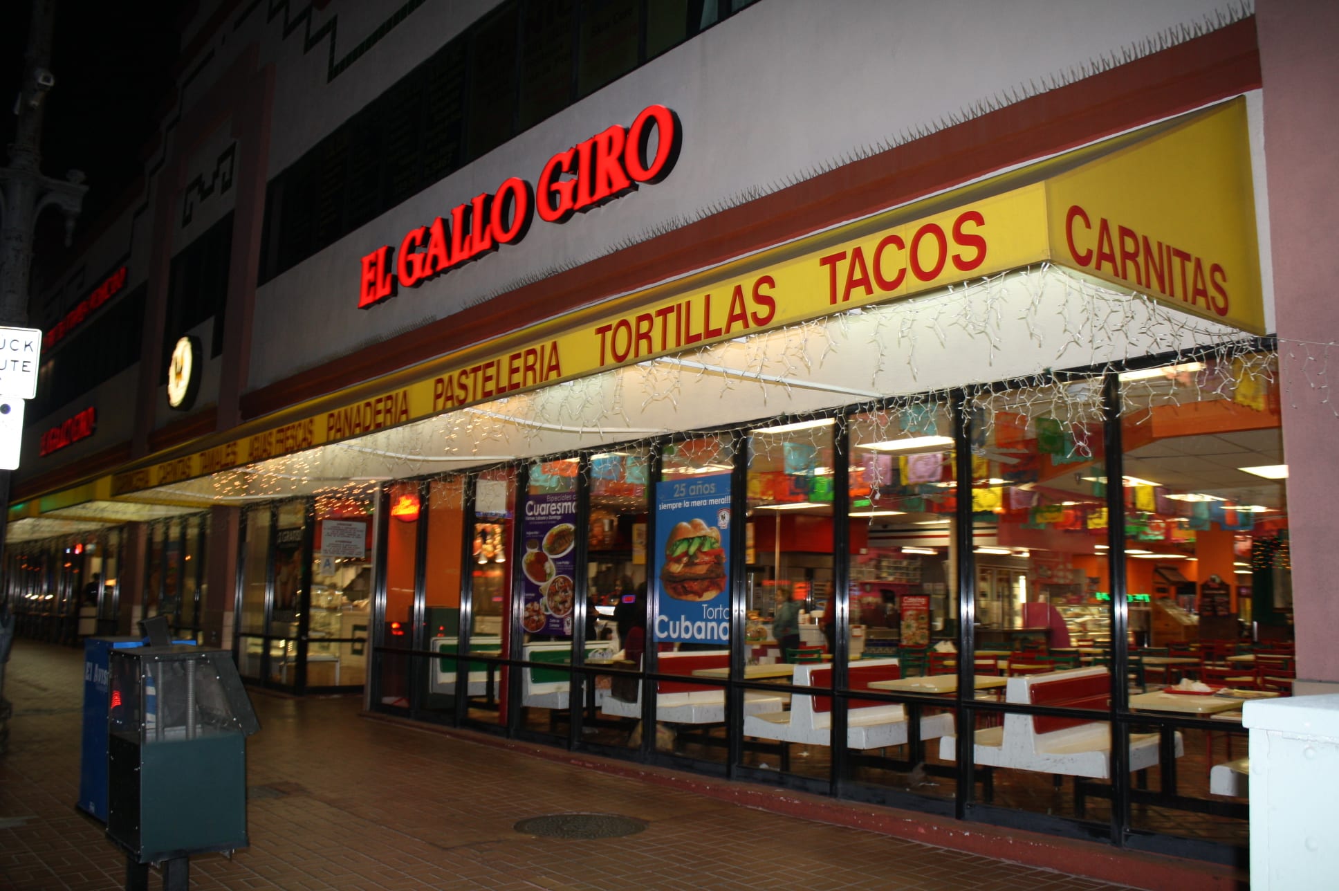 El Gallo Giro en Huntinton Park se encuentra en el corazón de la comunidad latina en Los Ángeles.(Foto de Agustín Durán/El Pasajero).