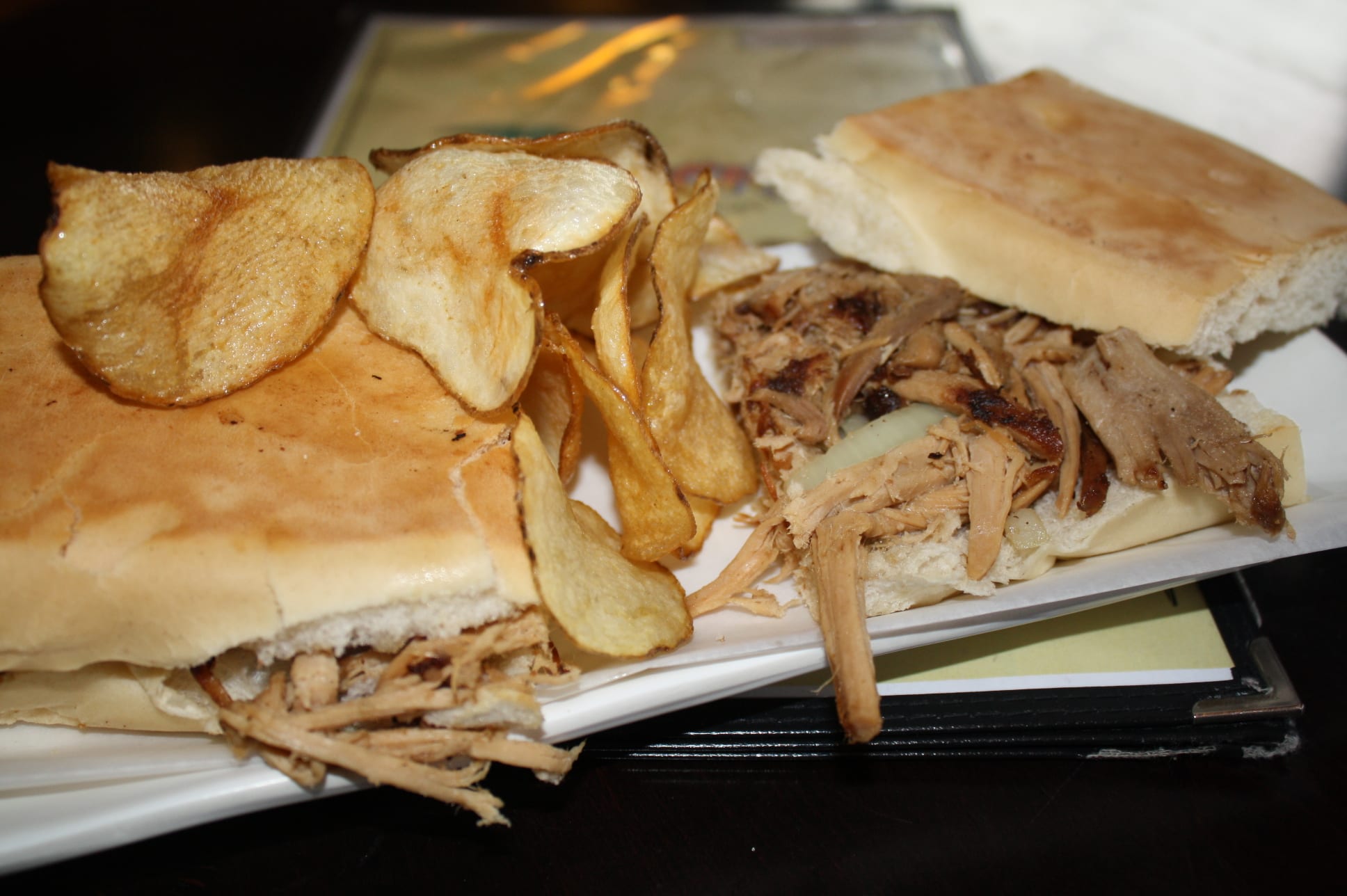 El sándwich de lechón es uno de los más solicitados.  Su tamaño es más grande a lo normal, al igual que su sazón.  (Foto de Agustín Durán/El Pasajero).