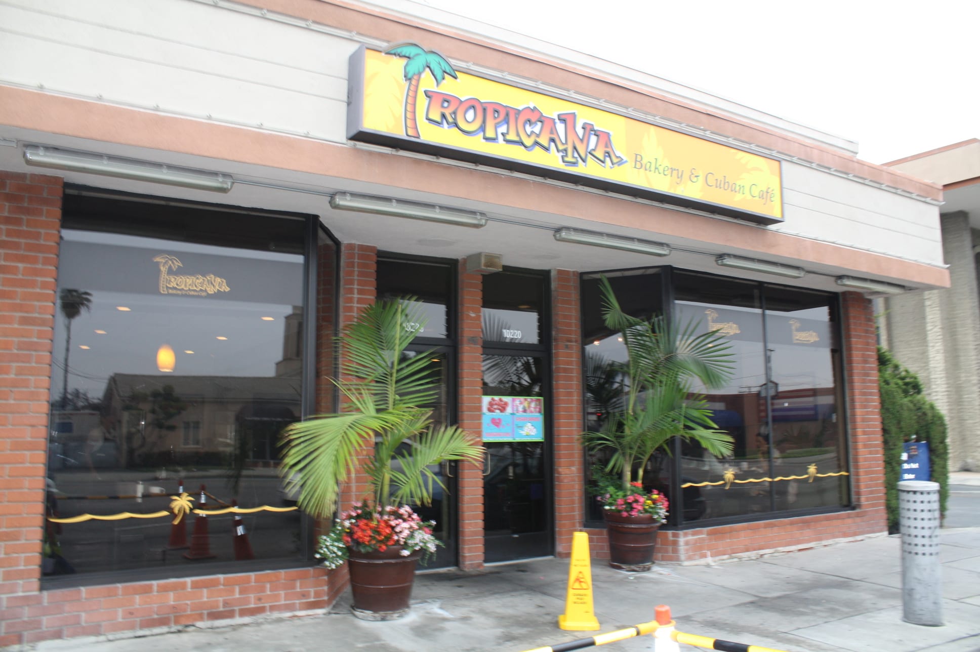 El restaurante Tropicana está ubicado casi en la esquina del bulevar Paramount y la avenida Florence en Downey.  (Foto de Agustín Durán/El Pasajero).