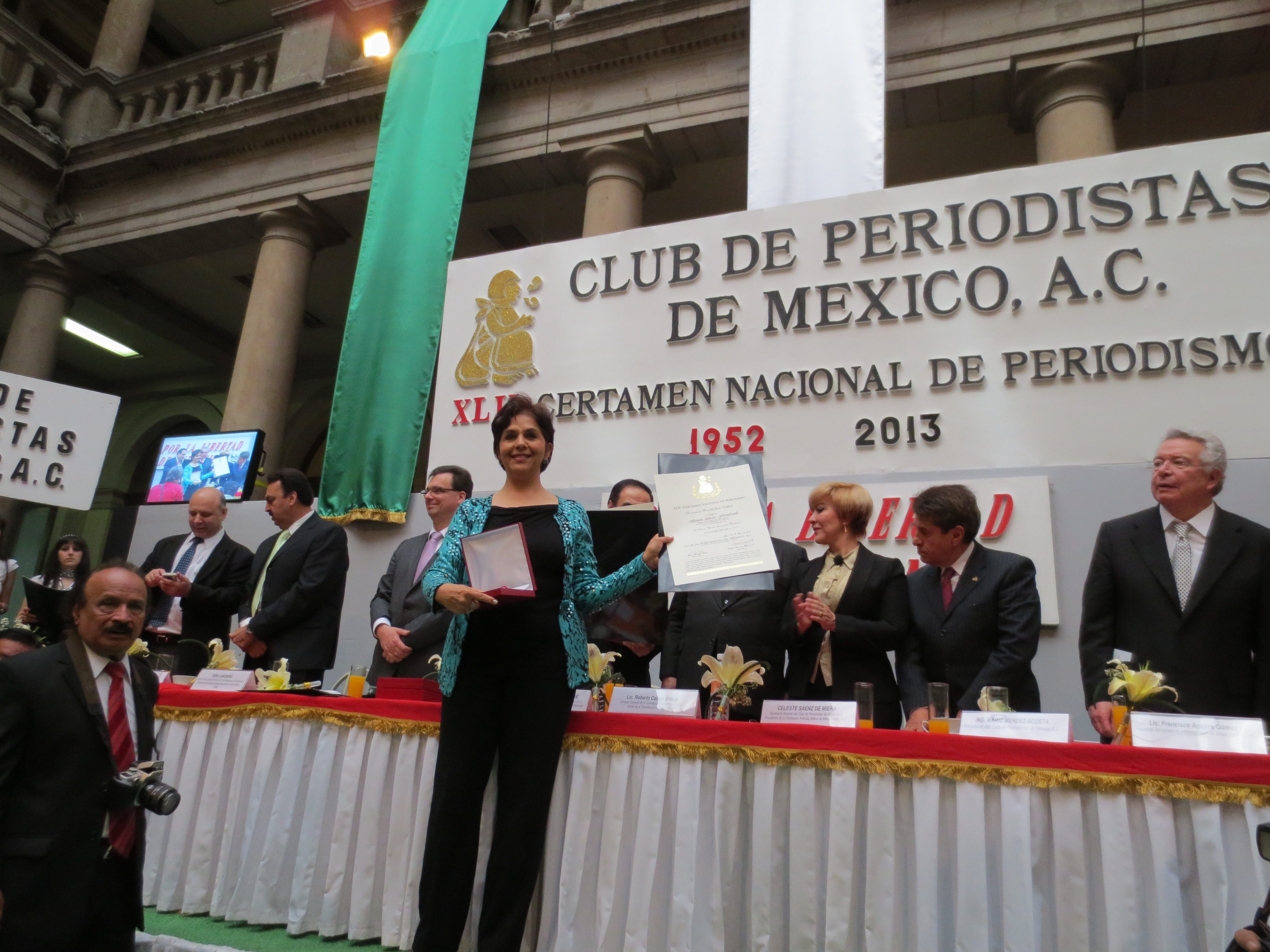 El Club de Periodistas de México premió a nuestra reportera María Luisa Arredondo como 