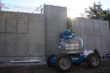 Construcción de muros para un puente en Azusa.