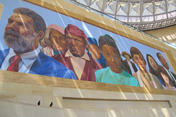 El mural, visto a través de los rayos del sol que se filtran por los tragaluces de Union Station.