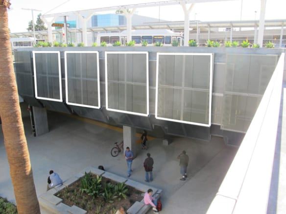 Vista de la ubicación de los paneles donde se colocarán las obras de arte en la estación El Monte.