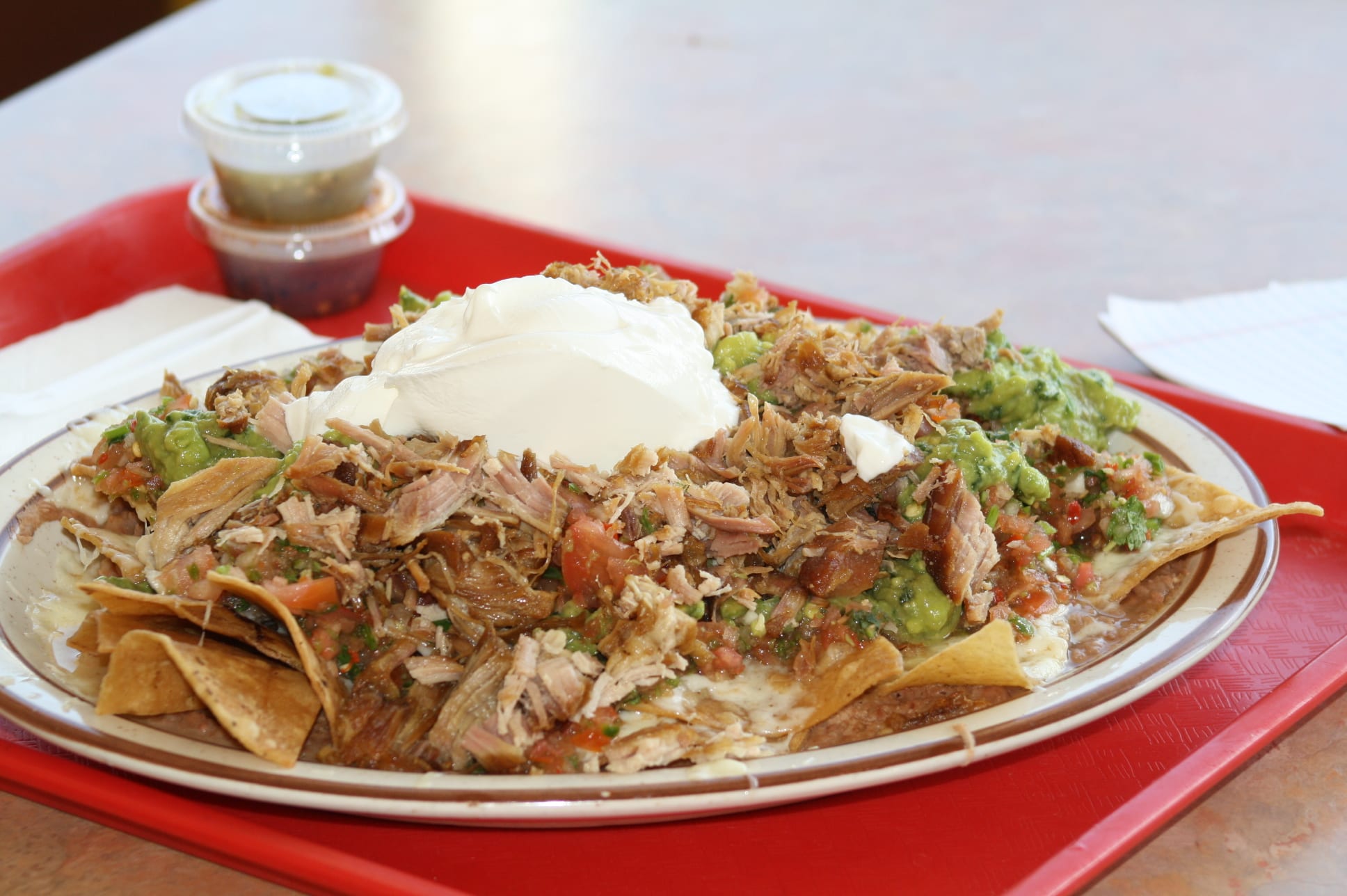 Los nachos de carnitas son para una persona, pero fácilmente llenan a dos. (Foto de Agustín Durán/El Pasajero).