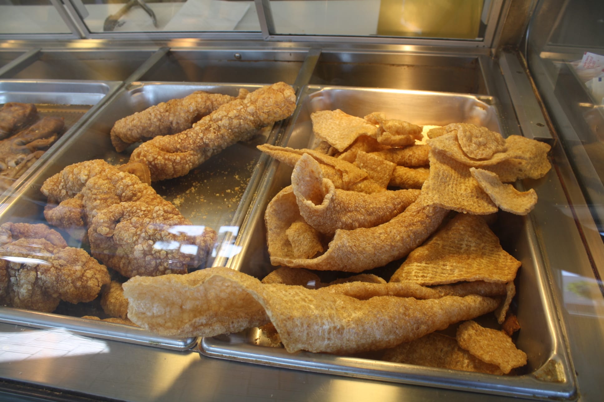 El chicharrón es parte de los ingredientes de los platillos del restaurante. (Foto de Agustín Durán/El Pasajero).