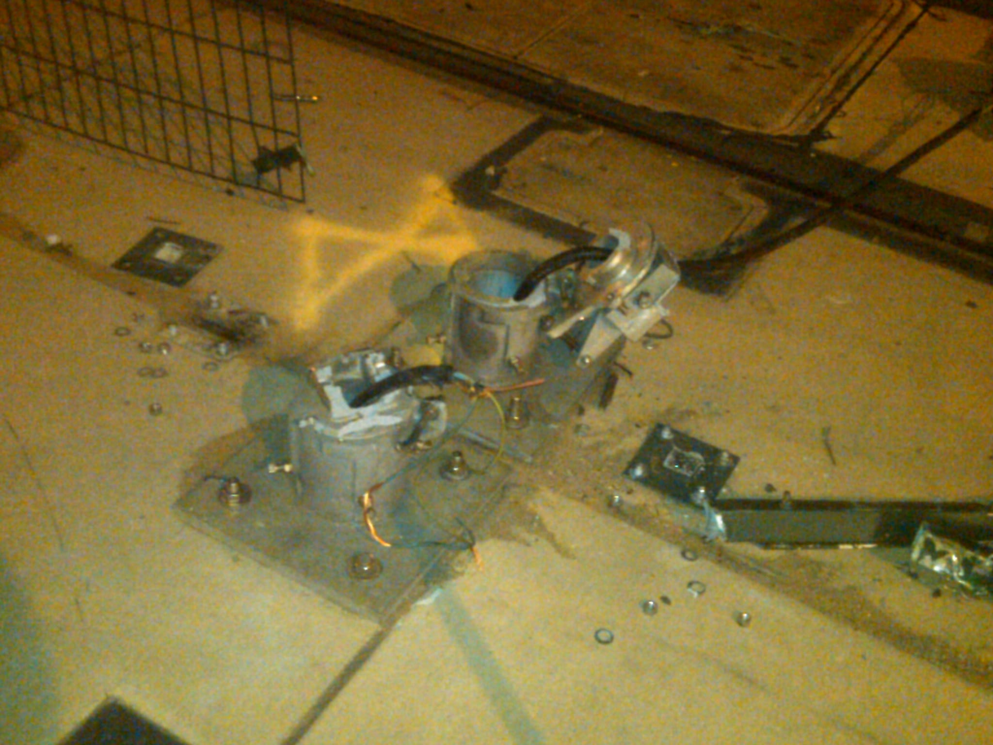 El poste fue arrancado de la base de cemento. Todo tendrê que ser reemplazado.