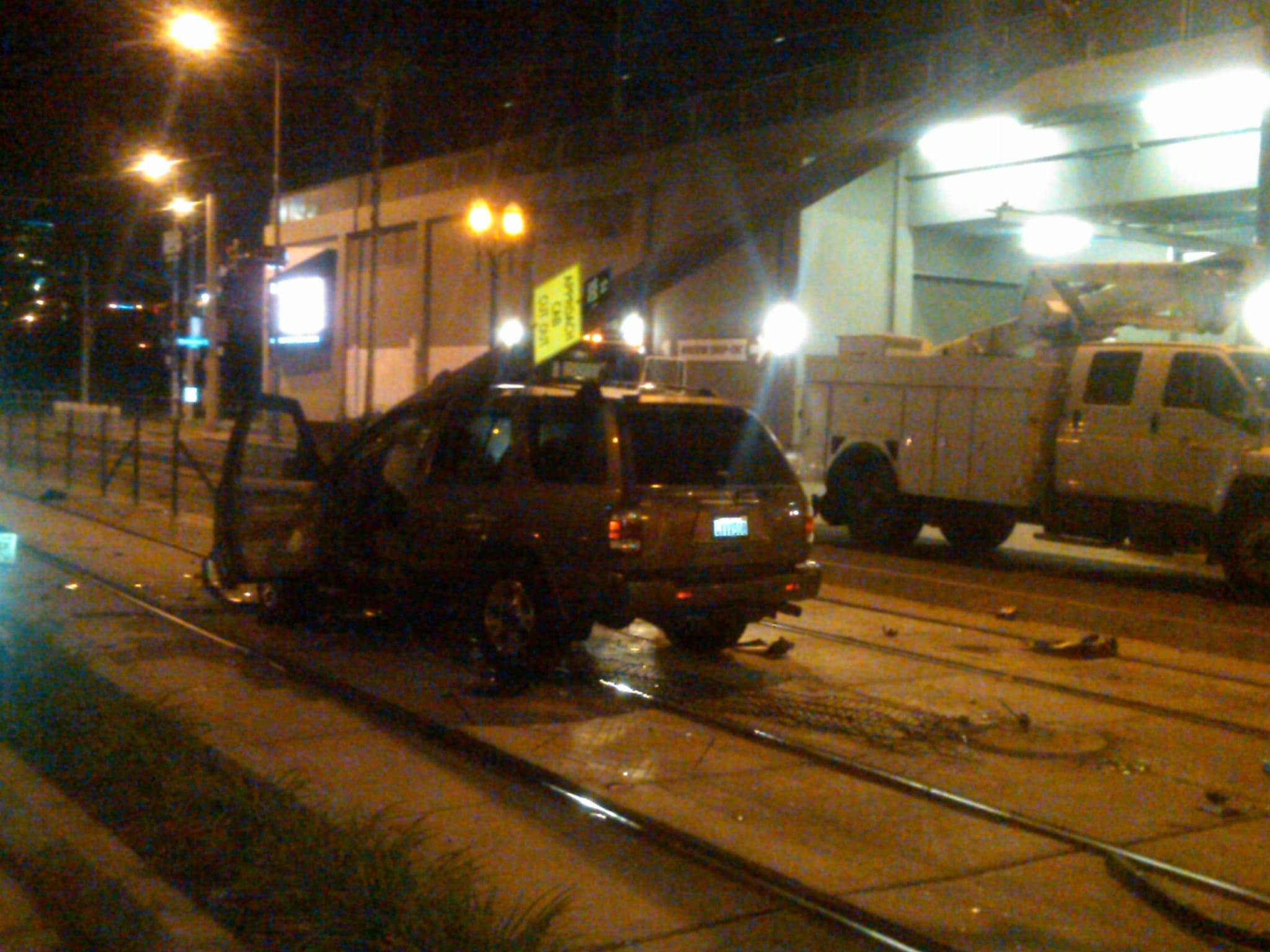 Como quedó la camioneta tipo SUV que viaja en sentido contrario por la calle Flower. (Foto Metro)