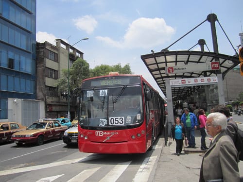 Metrobús de la ciudad de México. Foto: María Luisa Arredondo/El Pasajero.