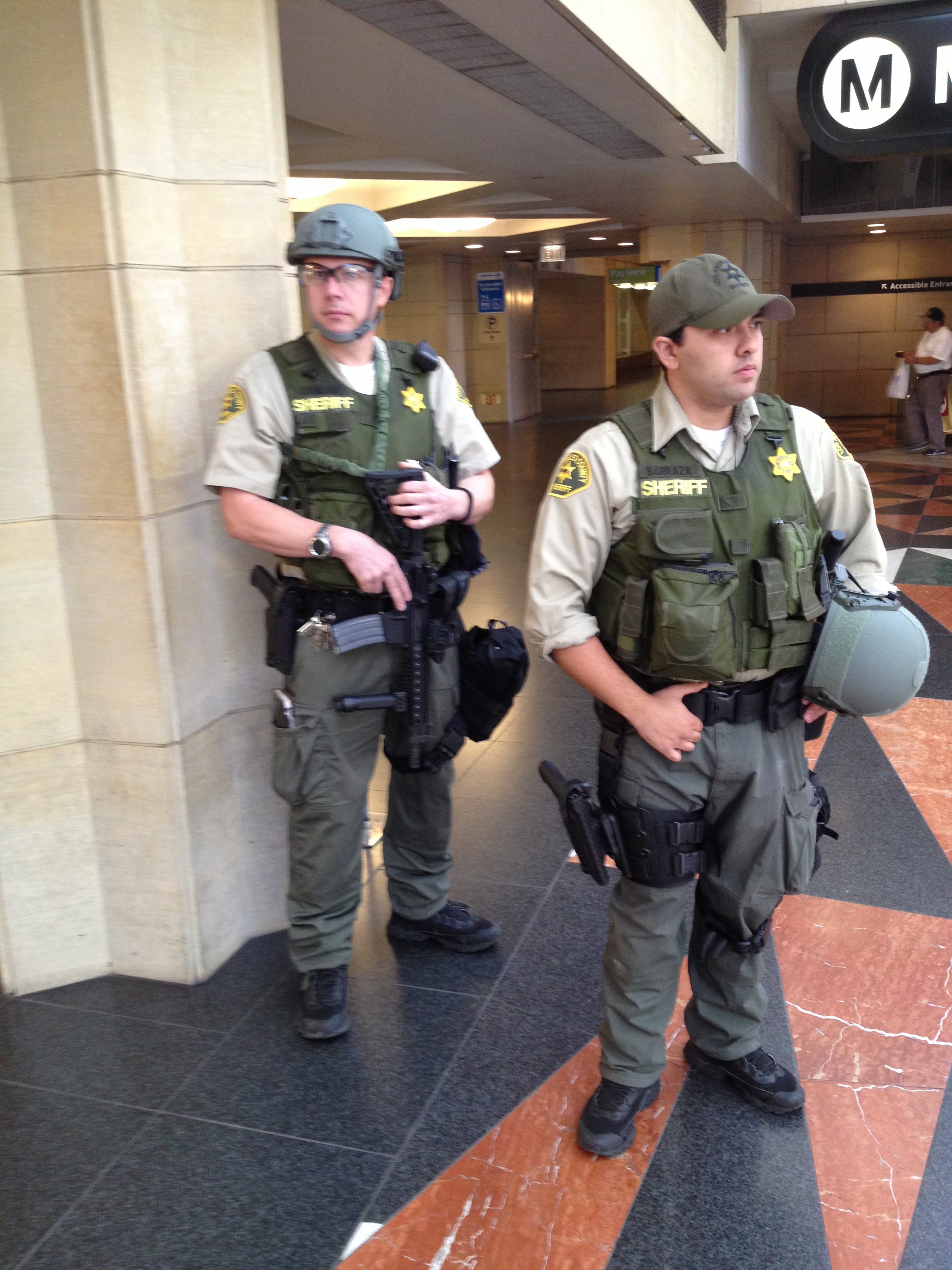 Agentes del sheriff patrulla Union Station.