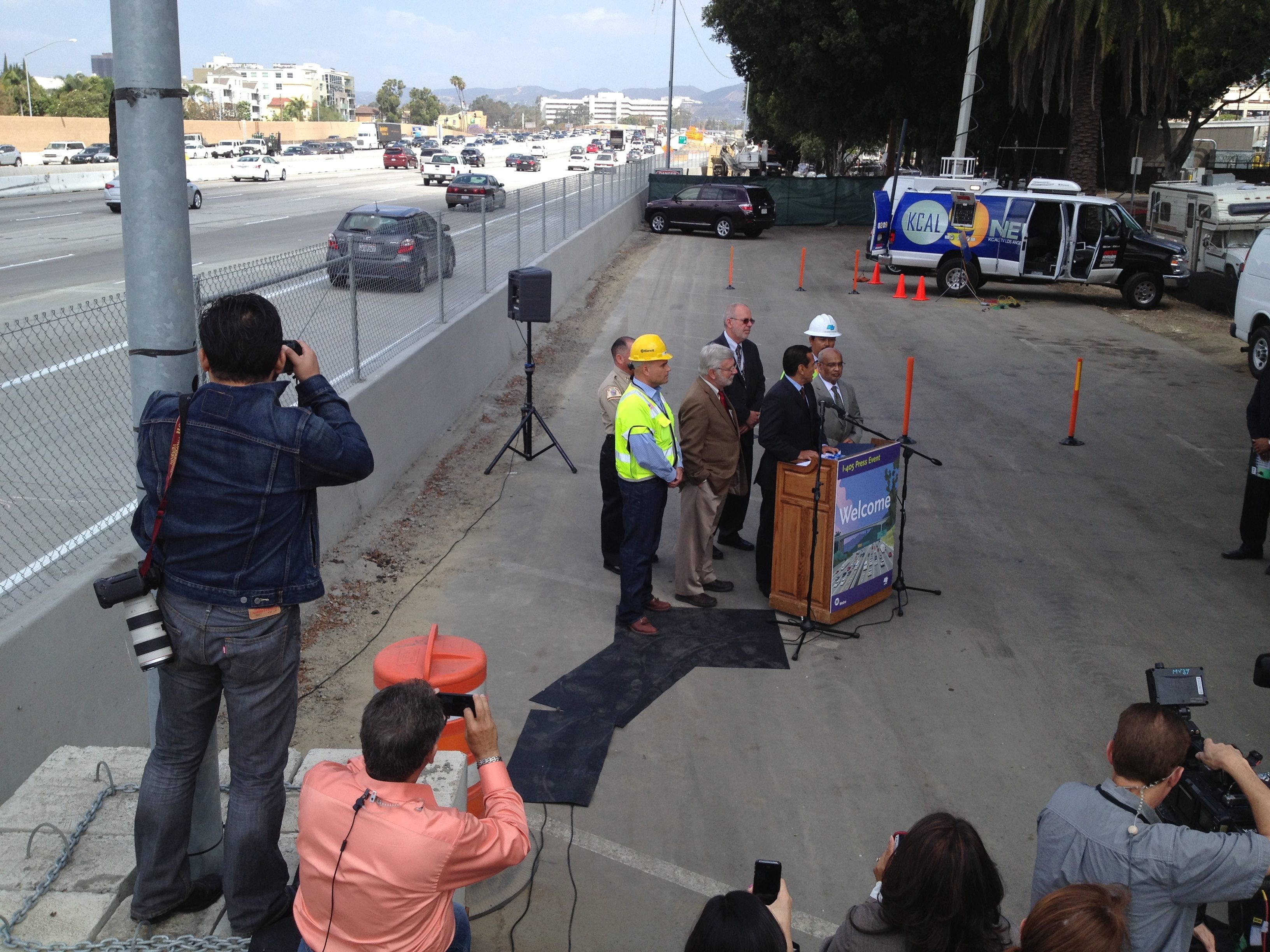 El alcalde Antonio Villaraigosa, el director general ejecutivo de Metro, Art Leahy y otros funcionarios en la conferencia donde anunciaron la apertura del nuevo carril en la I-405. Foto: JoséUbaldo/Metro.