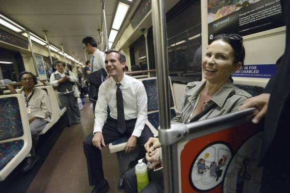 Garcetti a bordo de la Línea Roja de Metro. Foto: Eric Garcetti para alcalde.
