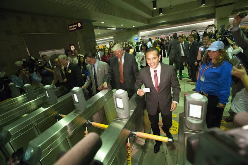 El alcalde de Los Angeles Antonio Villaraigosa, supervisor Michael D. Antonovich probando la efectividad de los torniquetes. (Foto Josh Southwick/Metro).