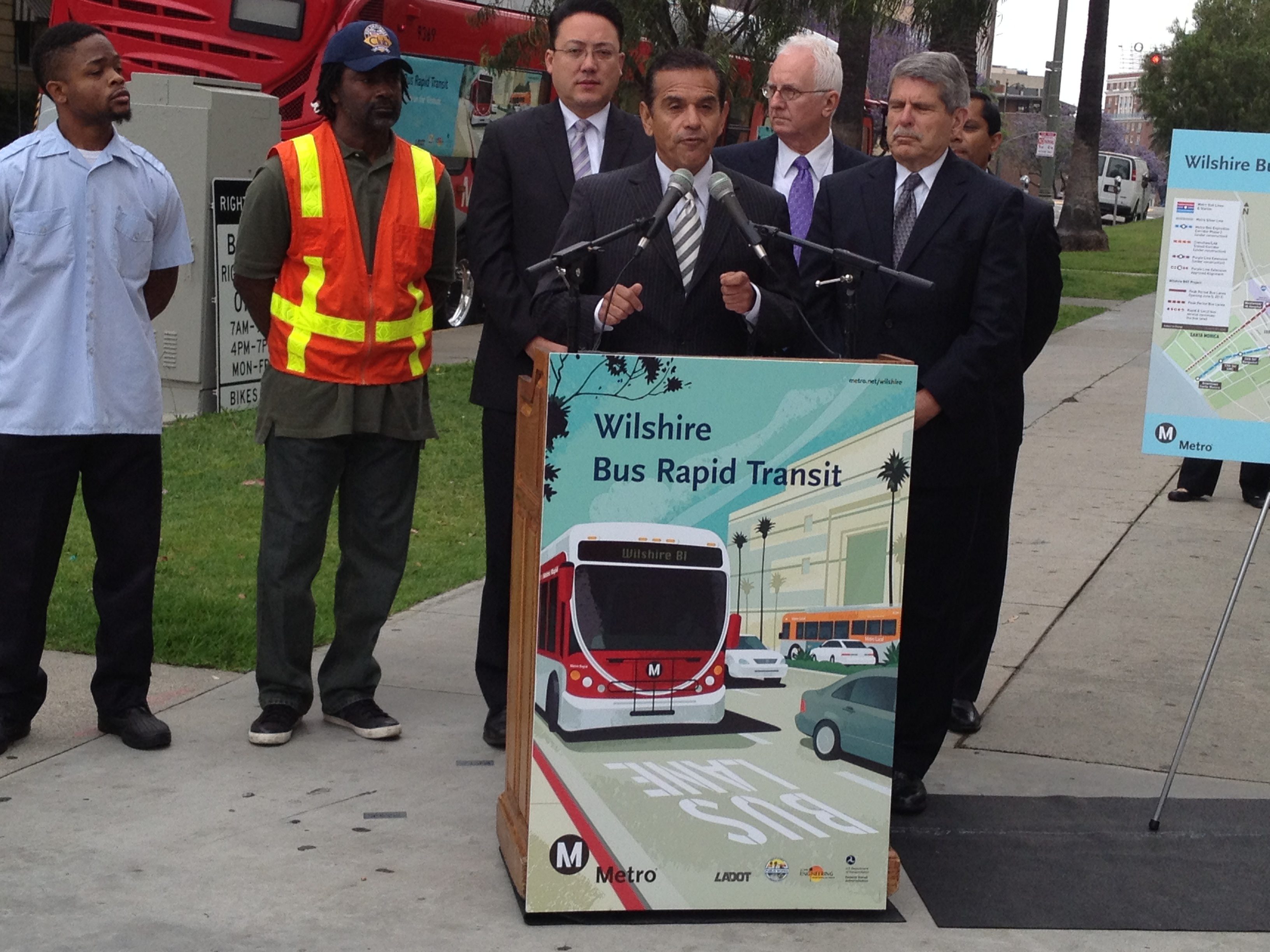 El alcalde de Los Ángeles, Antonio Villaraigosa, durante la ceremonia para anunciar la apertura de los nuevos carriles exclusivos para autobuses en Wilshire Boulevard. Le acompañan  funcionarios de Metro, de la ciudad y del condado de L.A. Foto: José Ubaldo/Metro.