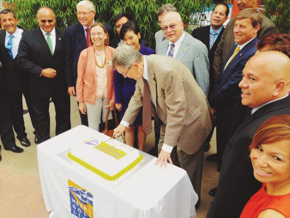 Un grupo de funcionarios corta el pastel para festejar el décimo aniversario de la Línea Dorada. Foto: Steve Hymon/Metro.