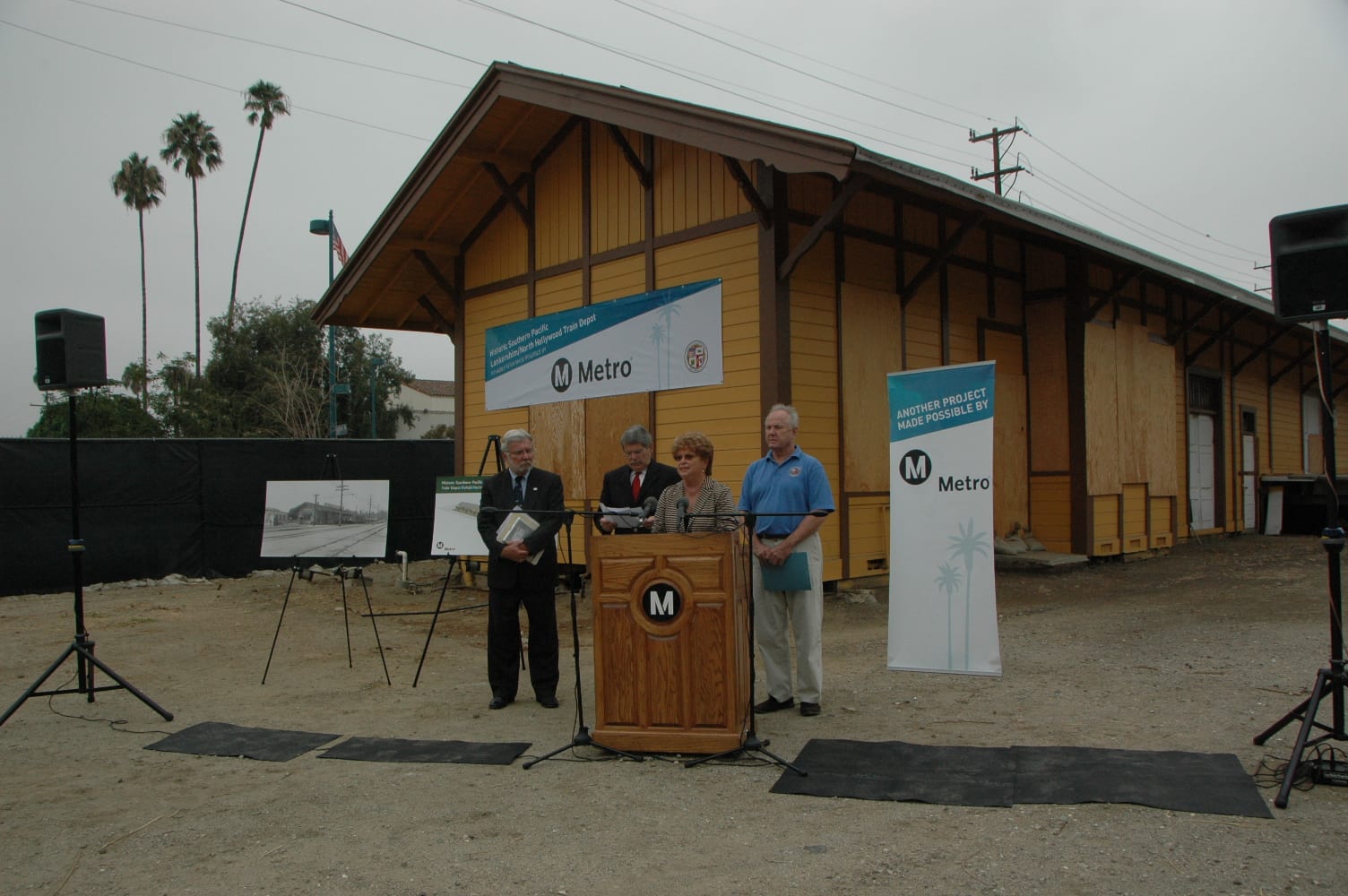 Metro CEO Art Leahy, Supervisor Zev Yaroslavsky, Metro Board Chair Diane DuBois y Concejal Tom LaBonge en la antigua estación del tren que será restaurada por Metro. (Foto José Ubaldo/El Pasajero).