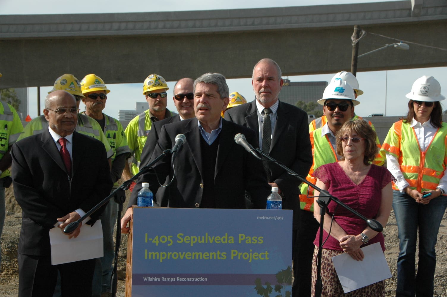 El supervisor de Los Ángeles, Zev Yaroslavsky, acompañado de funcionarios de Metro y Caltrans anunció ayer la apertura al público de las rampas de entrada a la autopista I-405. Las rampas tienen un 75 por ciento de mayor capacidad, lo cual permitirá un mejor flujo del tráfico durante las horas pico. Foto Luis Inzunza/El Pasajero.