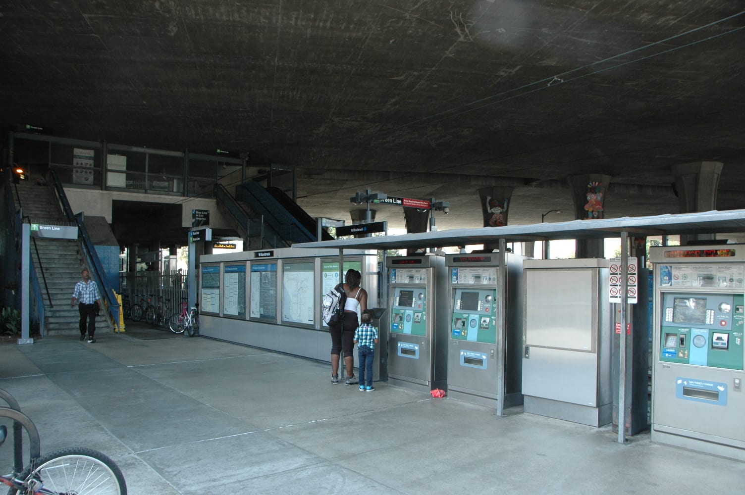Estación Willowbrook de la Línea Azul del Metro, donde pronto se iniciará la instalación de los torniquetes para entrar a las estaciones.